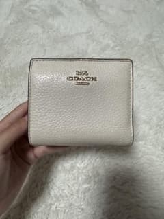 COACH ホワイトレザーの二つ折り財布のサムネイル