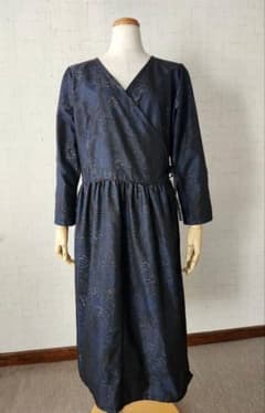 大島紬リメイク　カシュクールワンピース 紺色 花柄のサムネイル