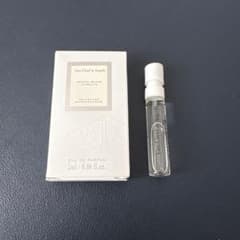 Van Cleef & Arpels Santal Blanc 香水 サンプルのサムネイル