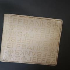 白色の財布のサムネイル