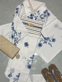 【NEW】単衣仕立て 白にくすみブルーの薔薇柄 人気柄 薄手の着物 NEW】単衣仕立て 白にくすみブルーの薔薇柄 人気柄 薄手の着物 - メルカリ