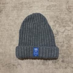 adidas ニット帽 ビーニー グレーのサムネイル