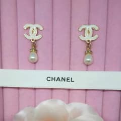 CHANEL　ヴィンテージボタン　シャネルピアス　ゴールド×ホワイトのサムネイル