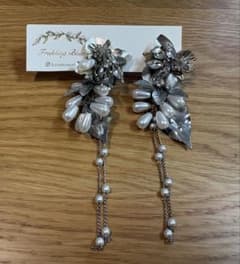 【2WAY】ウェディング 大ぶりピアス フラワー ビジュー 結婚式のサムネイル