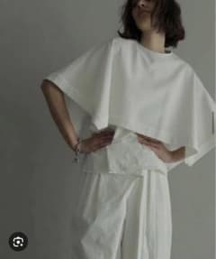 【モコ様専用】LOHEN ローヘンスクエアケープカットソー ホワイト 白のサムネイル
