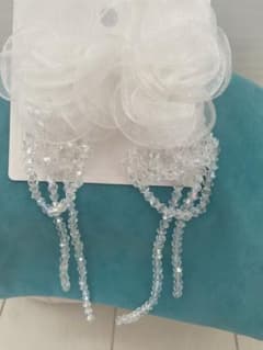 ピアス チュール 花 ホワイト 白 クリスタルビーズ 透明ストーンのサムネイル