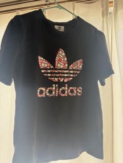 adidasアディダス 花柄 ロゴ 刺繍 Tシャツ ブラックのサムネイル