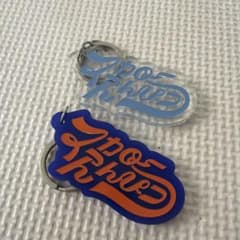ロゴ入り アクリルキーホルダー 2個セットのサムネイル