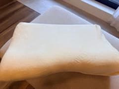 値下げしました　TEMPUR メモリーフォーム枕 仰向け専用枕　クリーム色のサムネイル