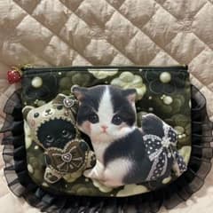 ねこちゃんビックフリルポーチ ねこちゃんビックフリルポーチ - メルカリ