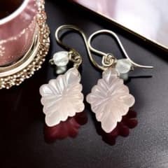 maumaumau ♦︎14kgfローゼンジカービングピアス 14kgfピアス◼︎ローゼンジカービングローズクォーツ×レインボームーン