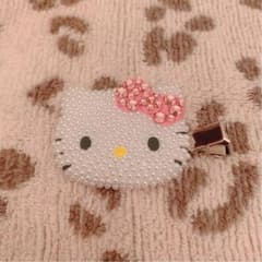 ♢キティちゃん　前髪クリップ♢パール　スワロフスキー　デコ　ハンドメイドのサムネイル