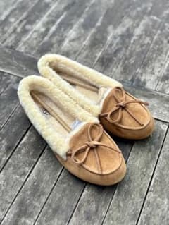 UGG SOLANAスエード ファー付き モカシンUS7 UGG SOLANAスエード ファー付き モカシンUS7 - メルカリ