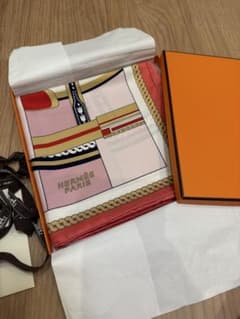 HERMÈS ピンク 赤 スカーフのサムネイル