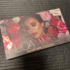 HUDA BEAUTY アイシャドウパレットのサムネイル