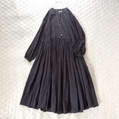 【25SS美品】BEARDSLEY ギャザーワンピース　グレー　サイズ1 25SS美品】BEARDSLEY ギャザーワンピース グレー サイズ1 - メルカリ