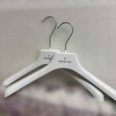 MONCLER ホワイト衣類ハンガー 2本セット幅38cm - メルカリ