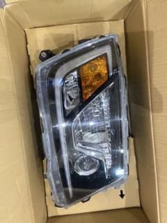 新型　いすゞ　プロフィア　右ヘッドライト　中古のサムネイル