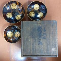 三つ葵紋付 鼈甲風 三ッ盃 木箱入り 三つ葵紋付 鼈甲風 三ッ盃 木箱入り - メルカリ