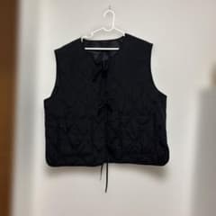 ブラック フリルフード付き キルティングベスト FREAK'S STORE（フリークスストア）の「ミリタリー キルト フリル