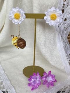 マーガレットにHONEY BEE♡ピアス(イヤリング変更可能)のサムネイル