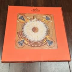 HERMES シルクハンカチ 花と人物デザイン 90cmのサムネイル