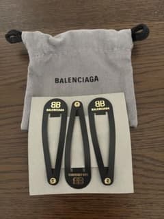 BALENCIAGA ロゴ入り ブラック ヘアピン BALENCIAGA ロゴ入り ブラック ヘアピン - メルカリ
