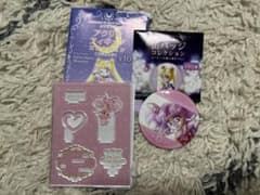 セーラームーンミュージアム ちびうさ アクリルスタンド 缶バッジセットのサムネイル