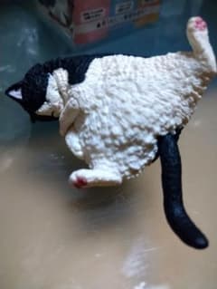 猫のフィギュア 寝ているポーズ　猫　ミニチュア　フィギュア
