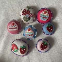 ハンドメイド フェルト刺繍ブローチ 7点セット - メルカリ