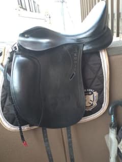 馬場鞍 (17インチ)  鐙 ★ 新品・腹帯   等　　計７点　　すぐ使えますのサムネイル