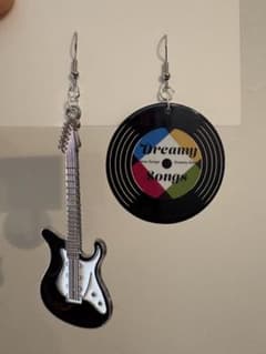 音楽フェスやライブに！ギターとレコードのピアスのサムネイル