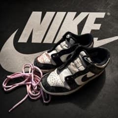 NIKE スニーカー ブラック ホワイト ローカット紐付きのサムネイル