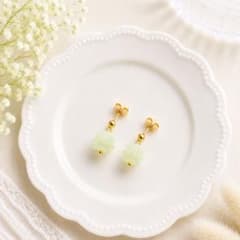 やさしく咲く金平糖ピアス｜グリーン × ゴールドのサムネイル