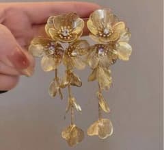 ゴールド花モチーフイヤリングのサムネイル