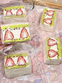 【水感】いちご 抹茶 サンドトースト スクイーズ かわいい おもちゃ 捏捏のサムネイル