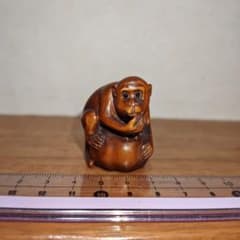 時代提物 縁起物根付 木彫 在銘【大鯰を押さえつける猿】長約7.2cm 重29ｇ 時代提物 縁起物根付 木彫 在銘【大鯰を押さえつける猿】長約7.2cm 重