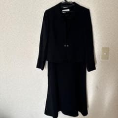 ブラックスーツ ジャケットとフレアスカートのセットのサムネイル