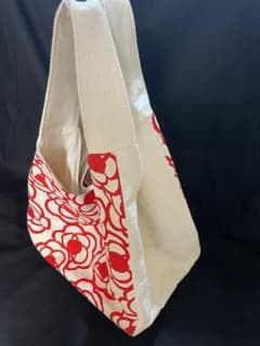 ハンドメイドトートバッグ　赤色　花柄のサムネイル