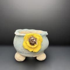 陶器鉢 立体花 三つ足 約9cm 多肉植物鉢 ブルー 花柄のサムネイル