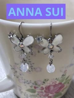 Butterfly motif earrings (white)