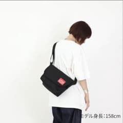 ブラックショルダーバッグ 赤いロゴのサムネイル