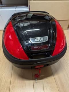 GIVI E370 ブラック塗装 リヤボックス トップケース バックレスト付きのサムネイル