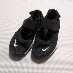 NIKE リフト　18センチ　キッズ サンダル ブラックのサムネイル