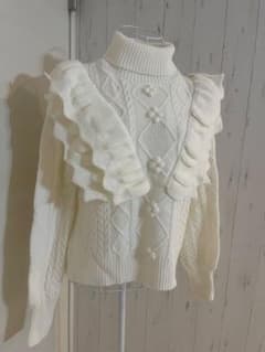 新品♡ホワイト フリル付き ケーブル編みセーターのサムネイル