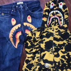 アベイシングエイプのパーカーとジーパンのサムネイル