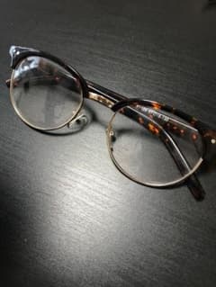 伊達メガネのサムネイル