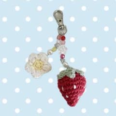いちごチャーム ストラップ キーホルダー ハンドメイド 韓国風 編み物チャームのサムネイル