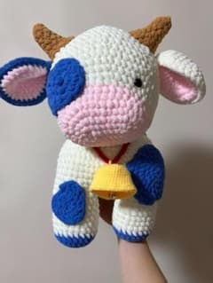 ツートーンが可愛い 青白の牛さん あみぐるみ - メルカリ