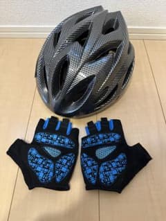自転車用カーボン調ヘルメットとグローブのサムネイル
